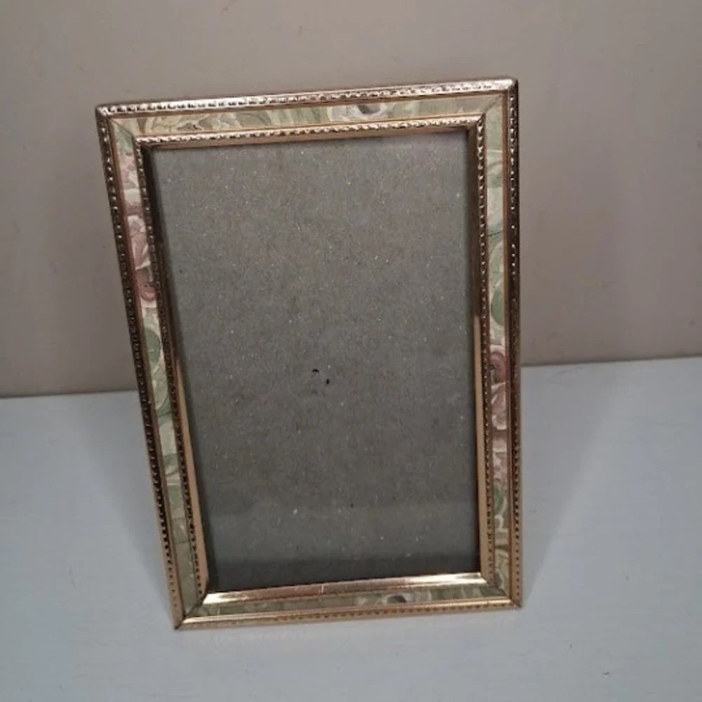Vintage Gold Tone Picture Frame Floral Inlay Accent 3.25x5.25 Desk Frame